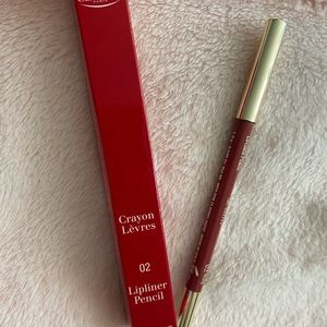 *New and swatched once* CLARINS lipliner in the shade 02 “Ruby”
